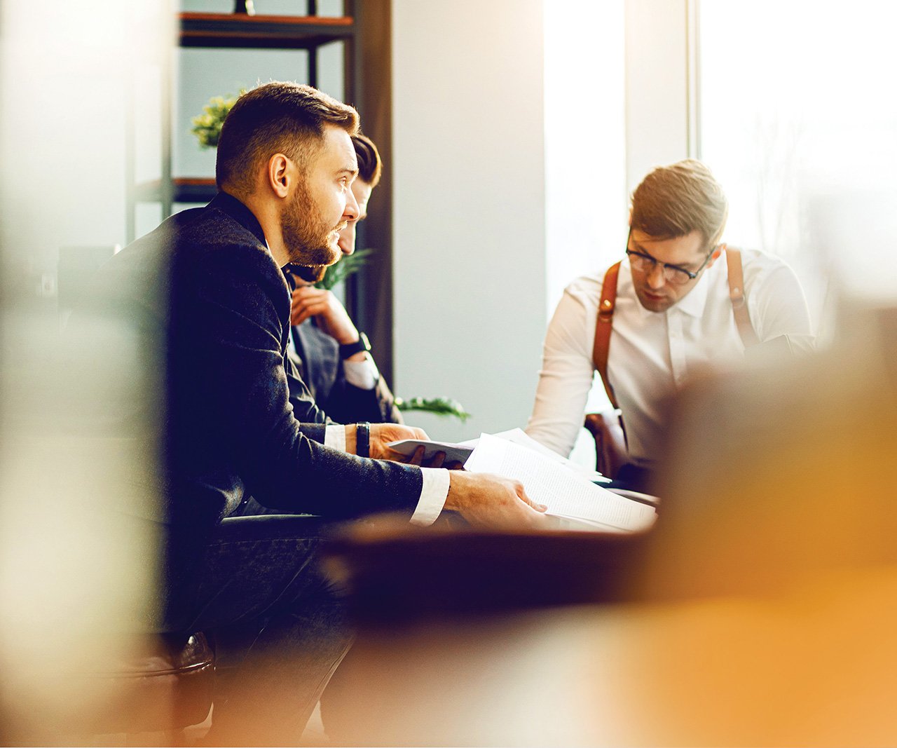 Persone sottoscrivono un finanziamento